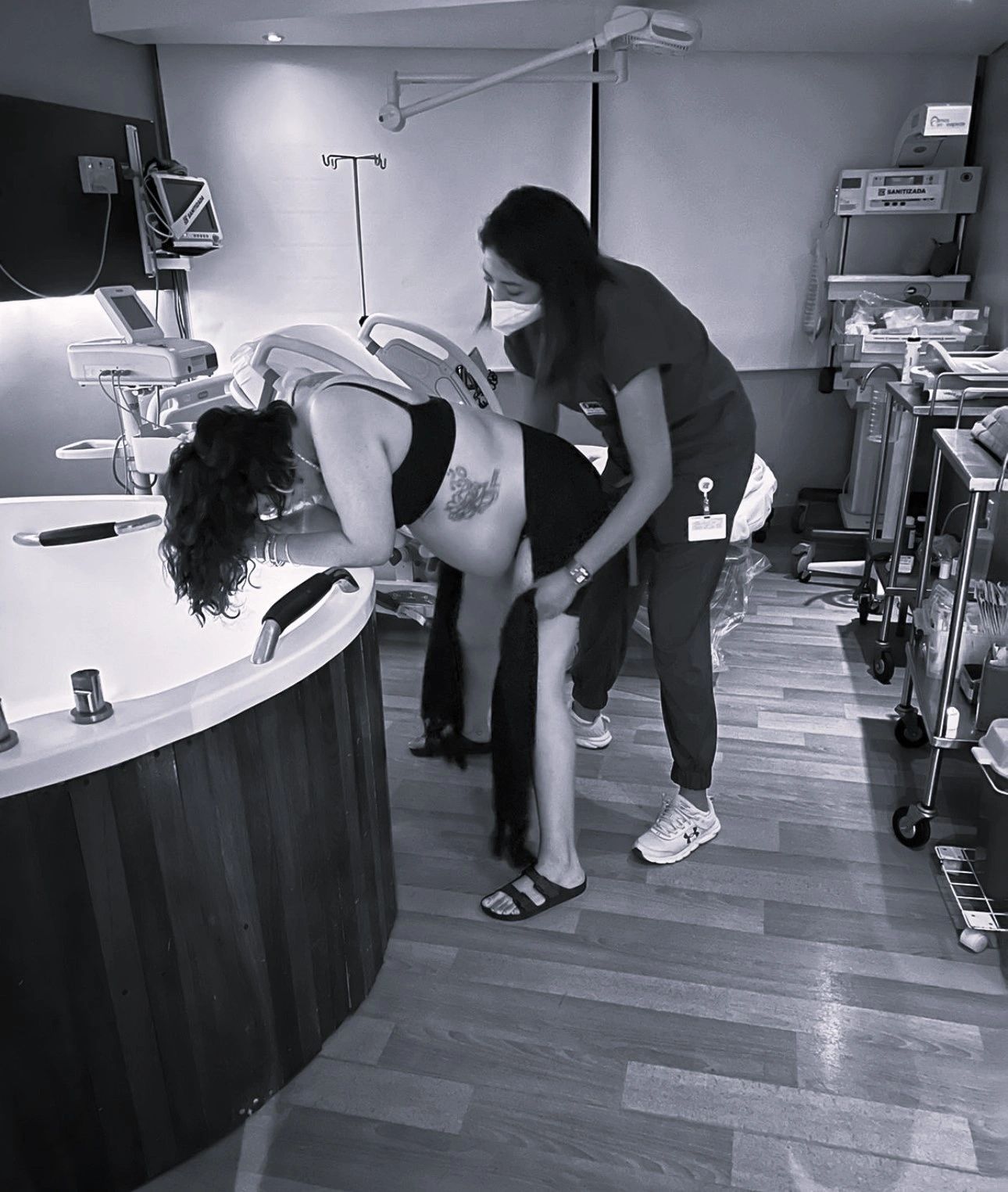 Bea Arce junto a una tina para parto en agua