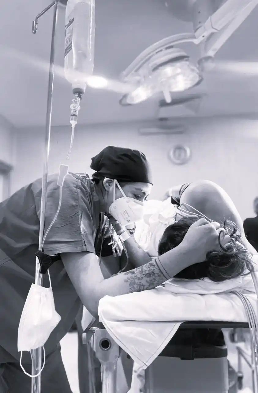 Doula sosteniendo a una mujer durante el trabajo de parto