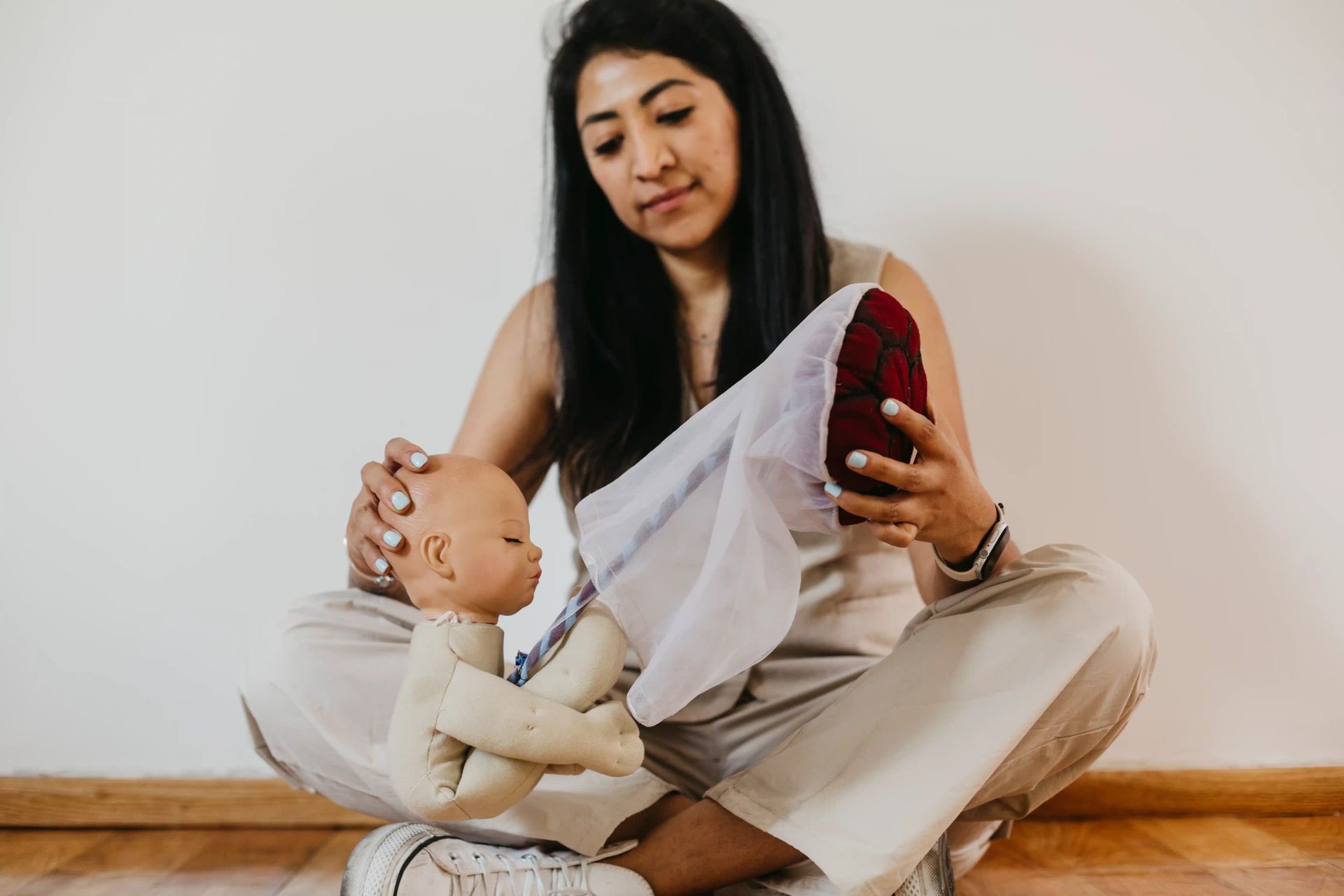 Práctica de posturas durante el curso prenatal presencial