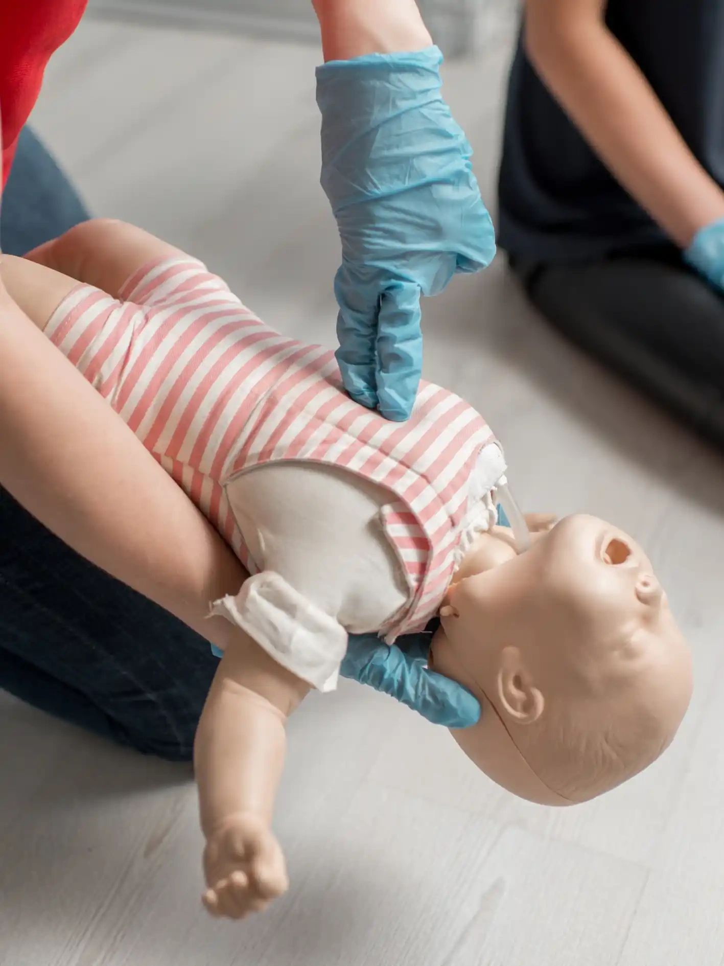 Grupo de parejas en un curso prenatal presencial en CDMX