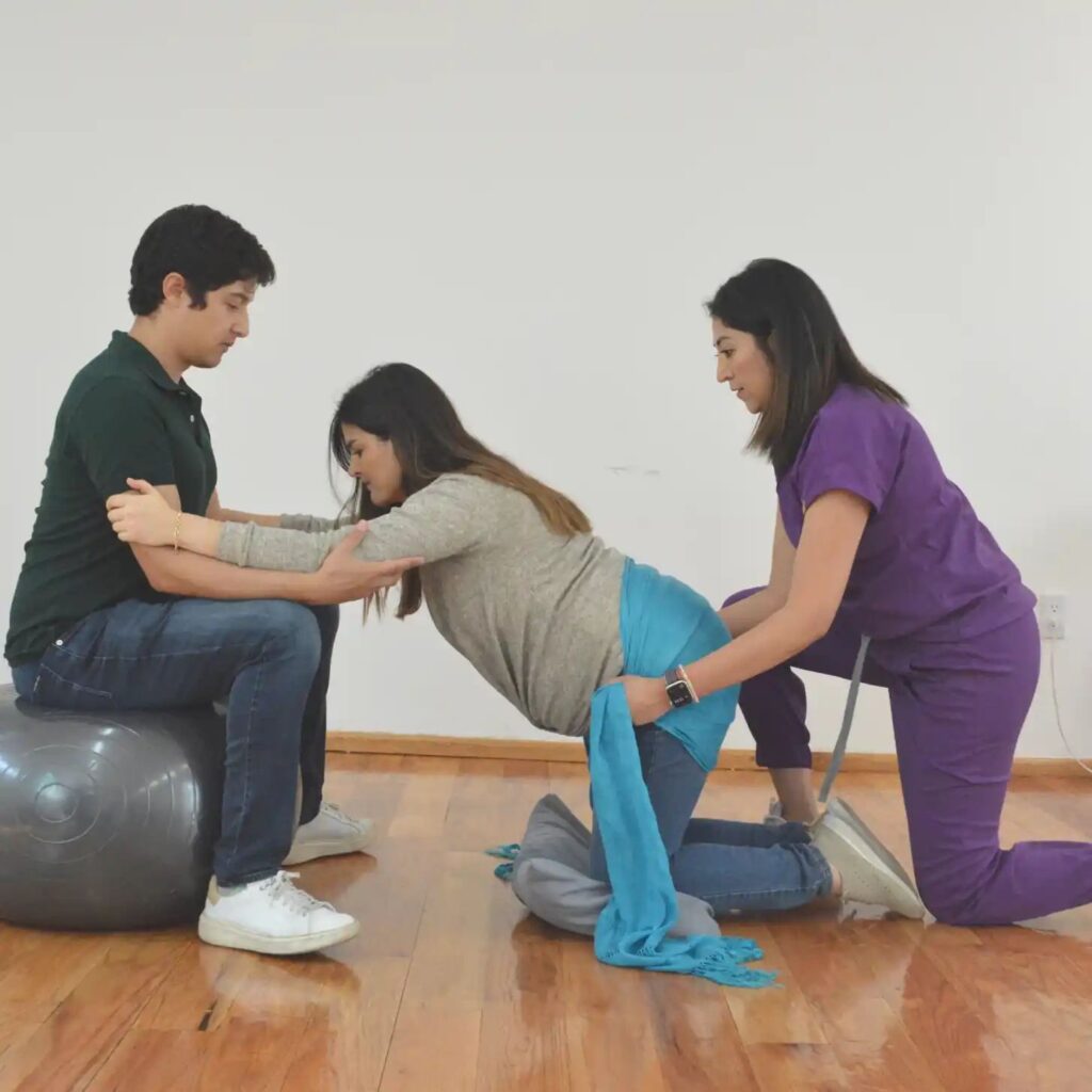 Doula acompañando a pareja durante el trabajo de parto