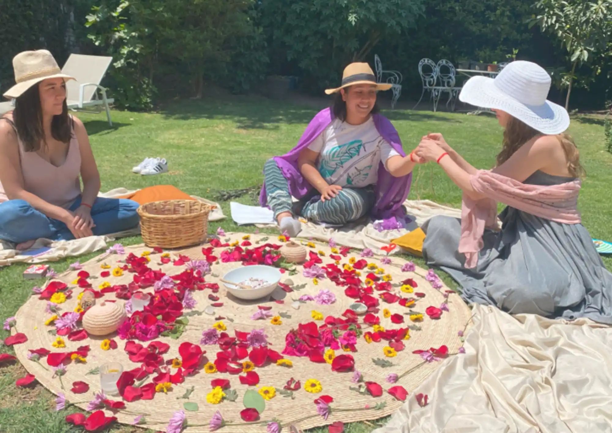 Ceremonia Blessing Way al aire libre rodeada de naturaleza